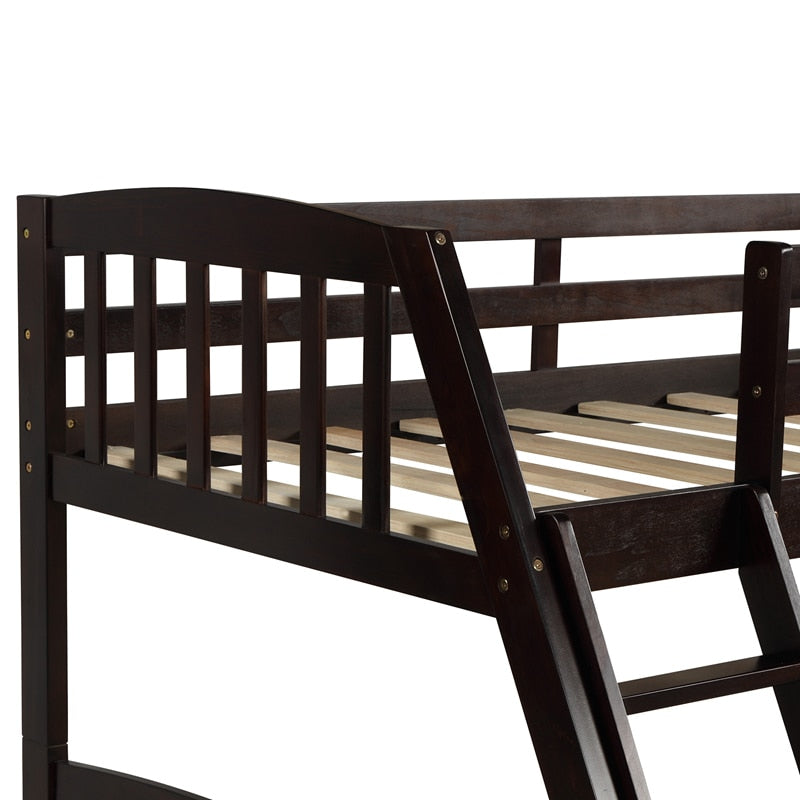 Cama doble de madera maciza sobre litera completa con escalera