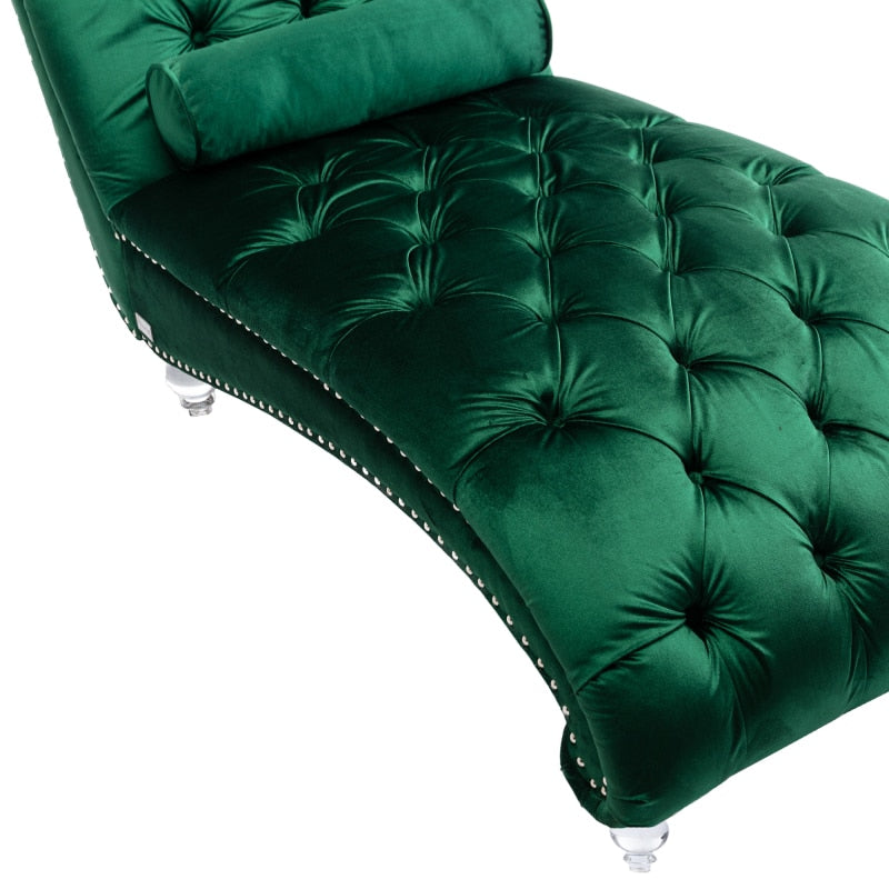 Sillón tipo chaise de terciopelo capitoné con botones